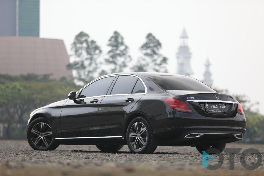 Tampak Belakang Mercedes-Benz C180