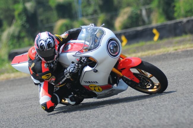 2020/08/Yamaha-R25-Modifikasi-Retro-Balap-3.jpg