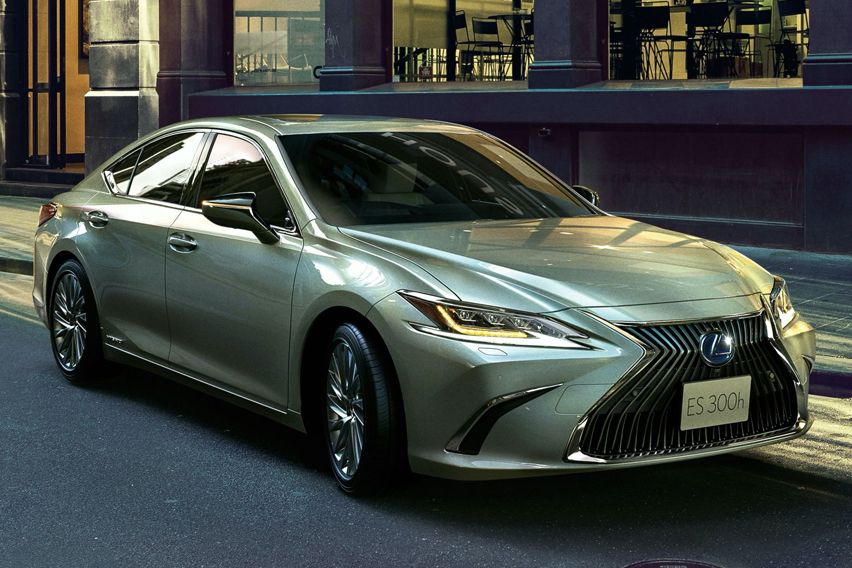 Lexus ES updated in Japan; gets new features & lithium-ion battery