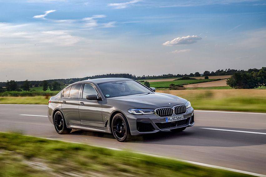 BMW debuts 545e xDrive hybrid, two more coming in Nov.