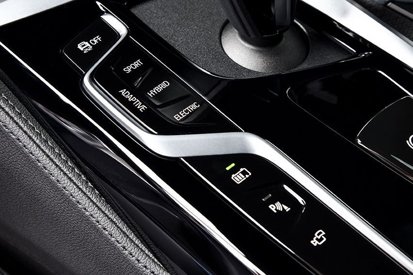 BMW 545e xDrive body photo 5