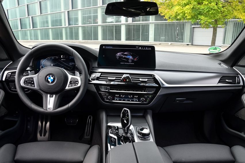 BMW 545e xDrive interior