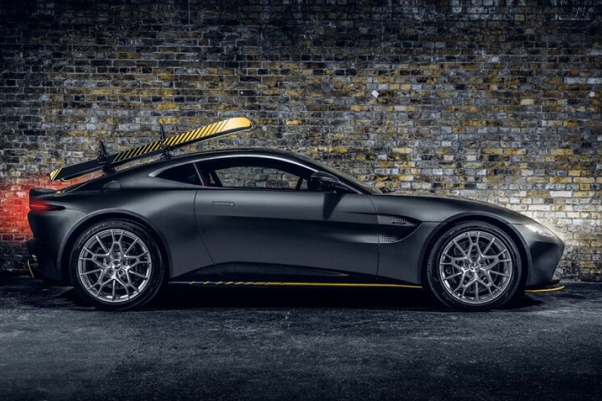 Aston Martin DBS Superleggera side