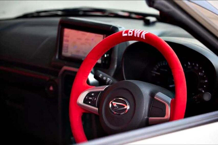 Kemudi dibalut merah