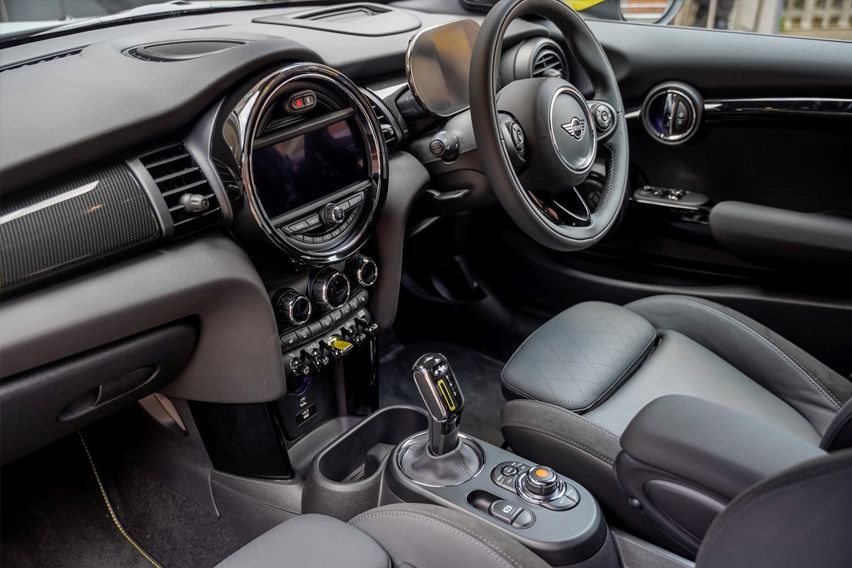 2020 Mini Cooper SE interior