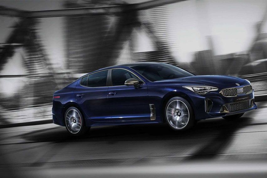 2021 Kia Stinger side