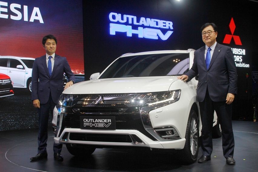 Osamu Masuko dengan Outlander PHEV