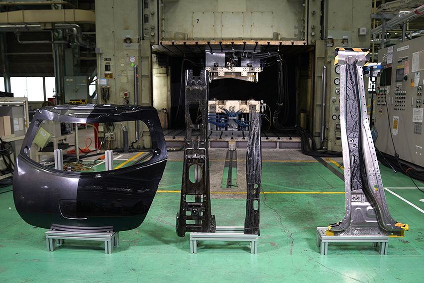 Nissan-CFRP-body-photo-1