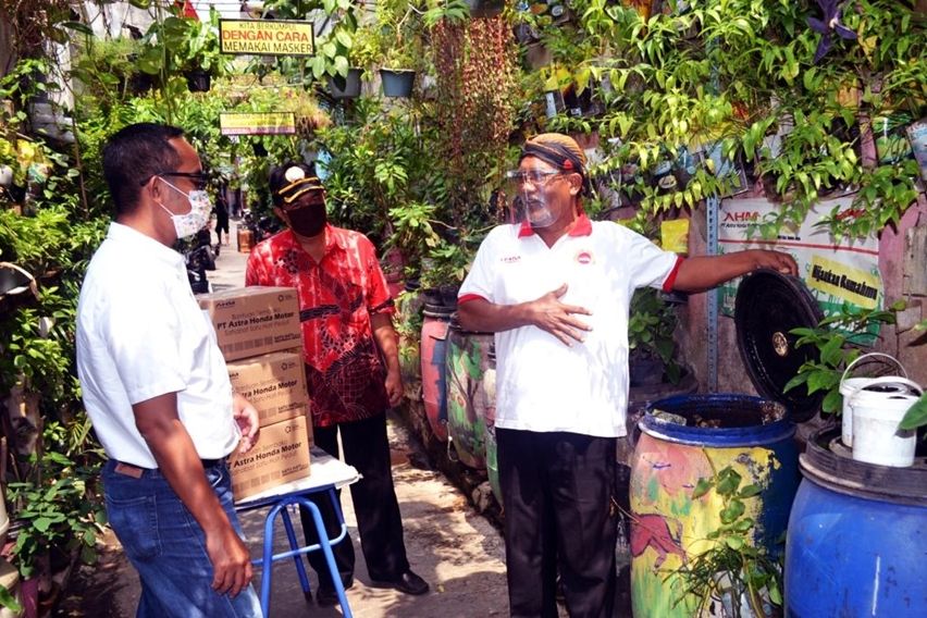 AHM bagi-bagi sembako