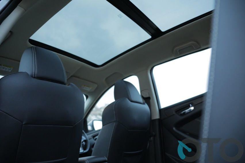 Sunroof Glory i-Auto bisa dibuka lewat perintah suara