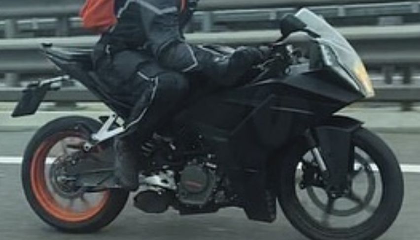 KTM RC 200 spy shot