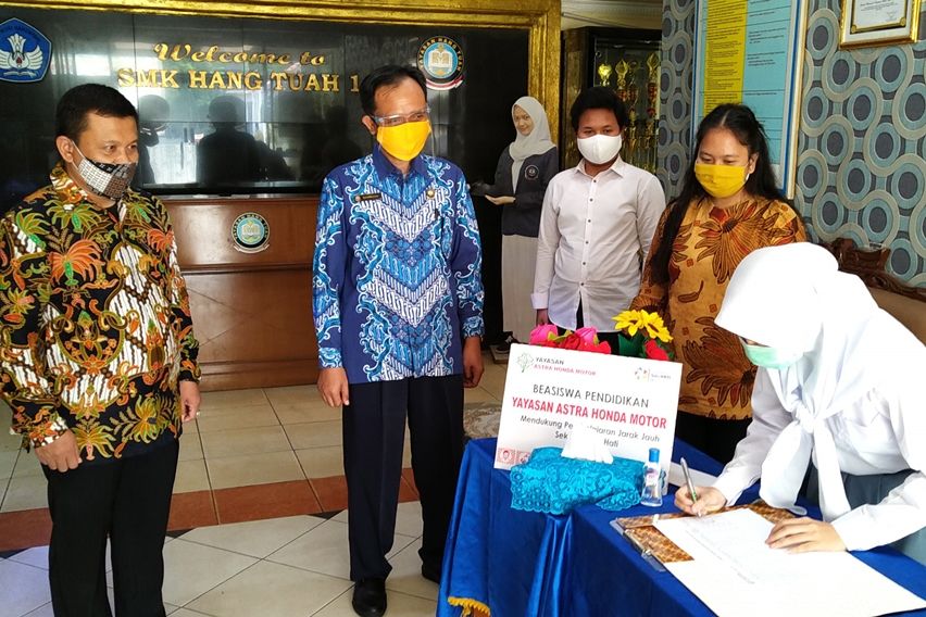 Bantu Proses Belajar Daring, Yayasan AHM Salurkan Beasiswa Rp 350 juta Bantu Proses Belajar Daring, Yayasan AHM Salurkan Beasiswa Rp 350 juta