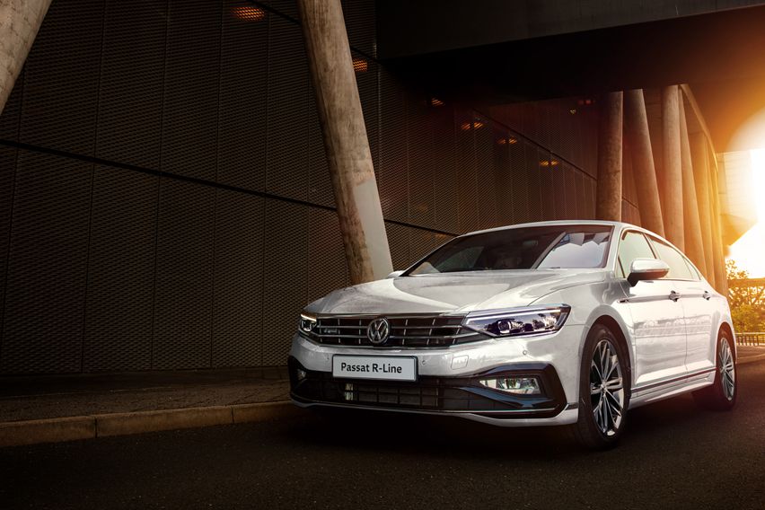 Volkswagen Passat R-Linefront side