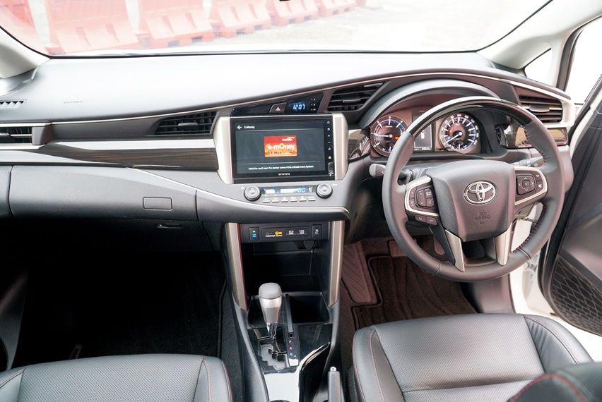 Interior Innova Venturer