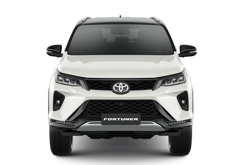What's offered in the Toyota Fortuner's G and V variants?