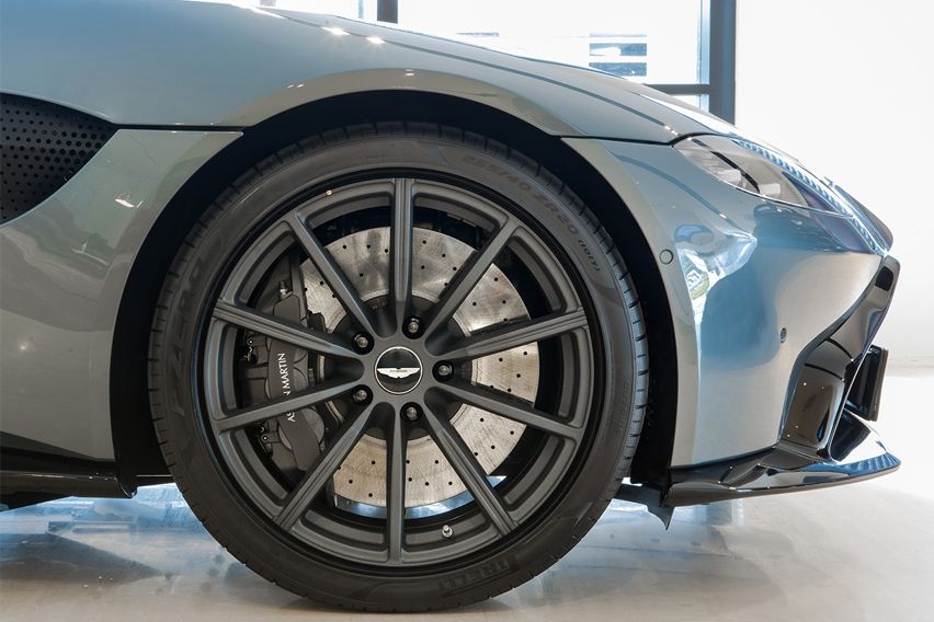 Aston Martin Vantage Dark Knight Edition wheels