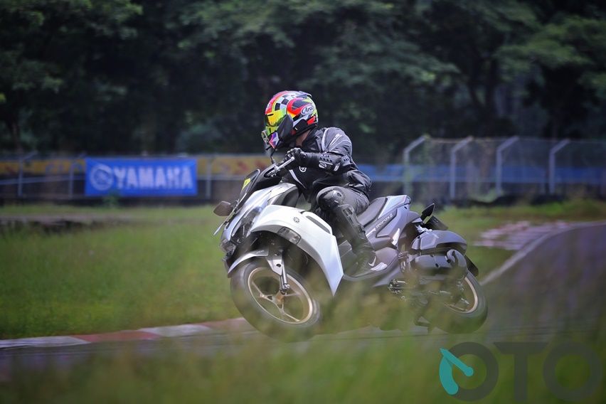 test ride Yamaha Aerox connected