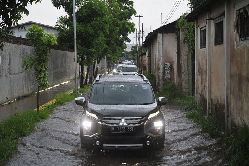 tips mengemudi saat hujan