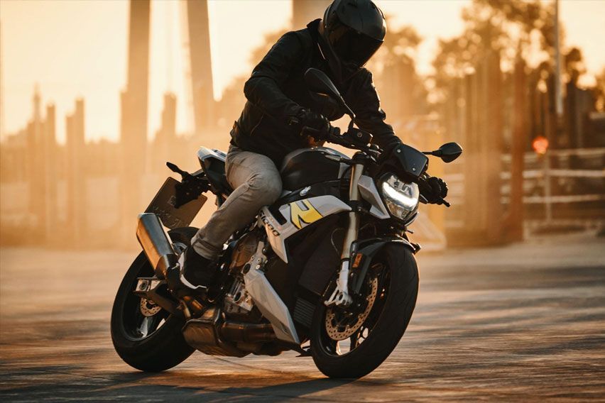 Check out the 2021 BMW Motorrad S1000R 