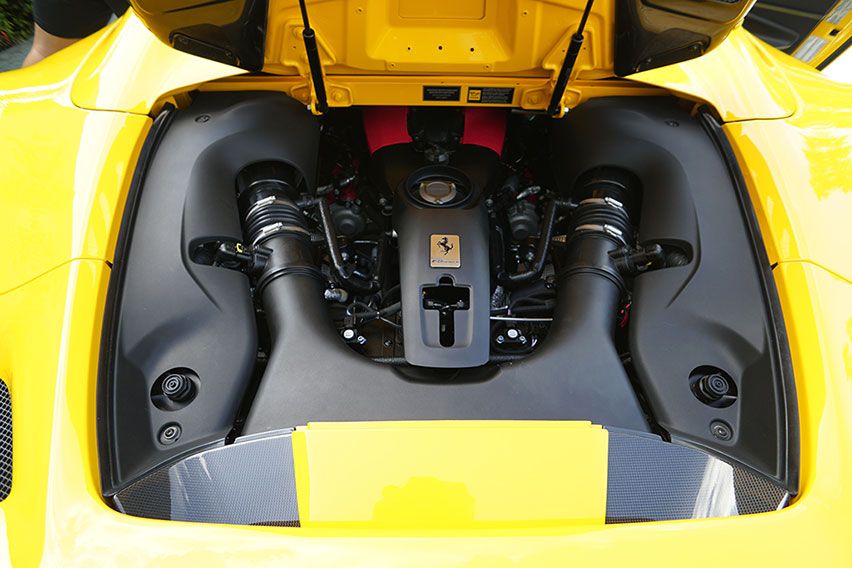 Ferrari F8 Spider mesin