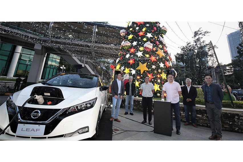 Nissan Leaf lights up giant Christmas tree of Ortigas Center