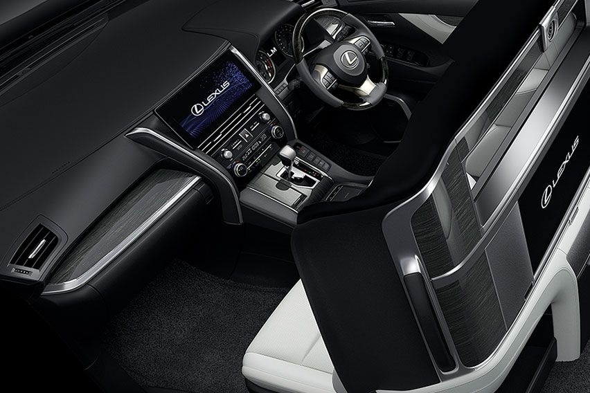 Lexus LM 350 cabin