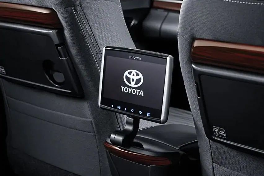 2021 Toyota Innova touchscreen display in second row