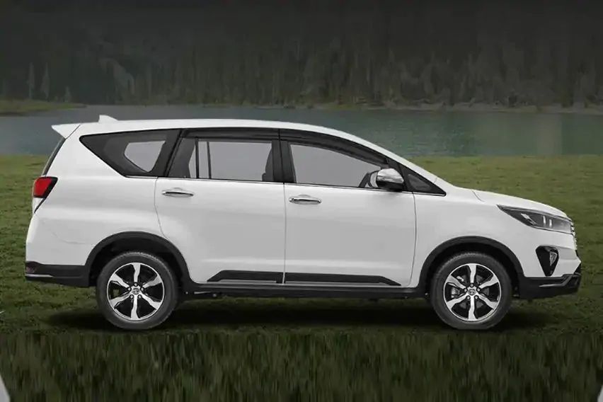 2021 Toyota Innova side