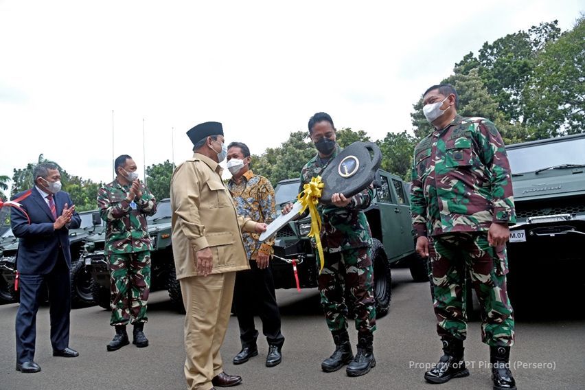 Pindad serahkan Rantis Maung ke TNI