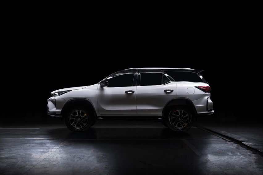 2021 Toyota Fortuner side