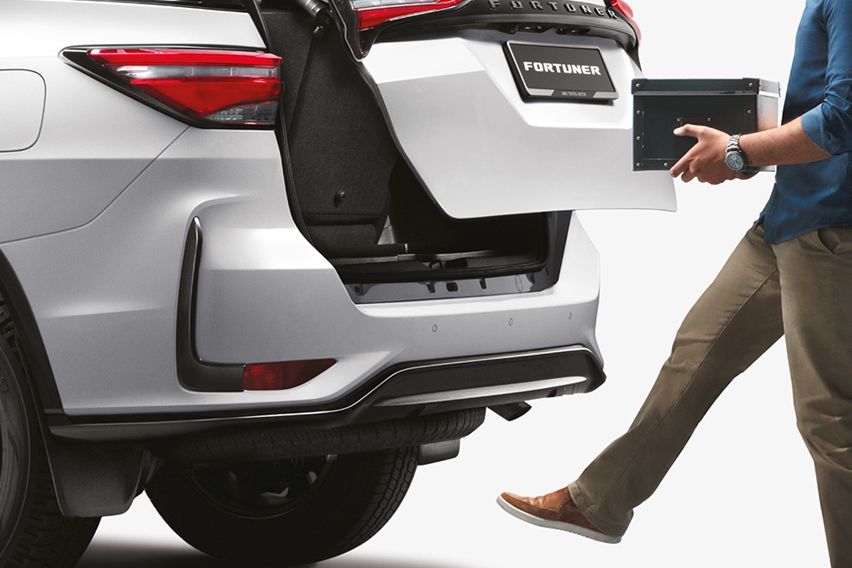 2021 Toyota Fortuner kick sensor power tailgate