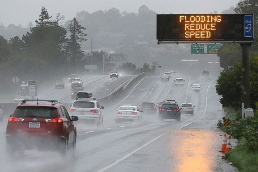 Tips Mencegah Tabrakan Mobil Beruntun di Musim Hujan