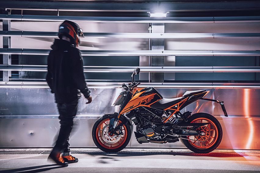 2021 KTM Duke 200 side