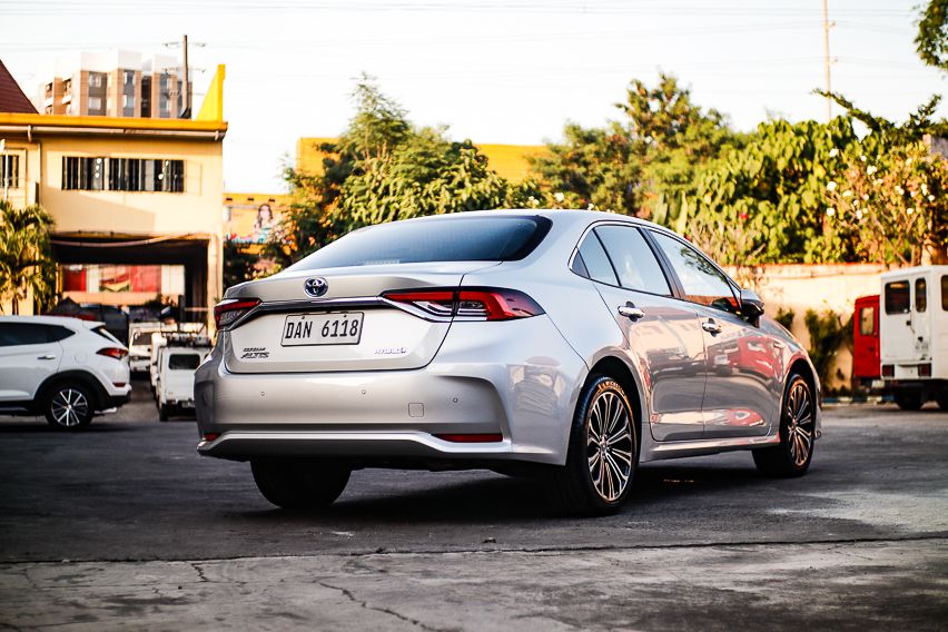TOYOTA-COROLLA-ALTIS-HYBRID-6
