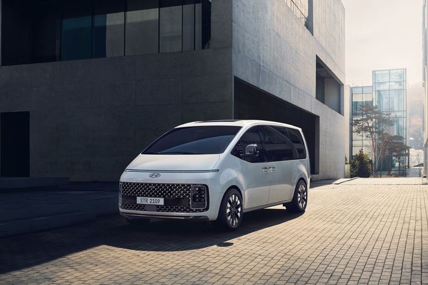 2021 Hyundai Staria front