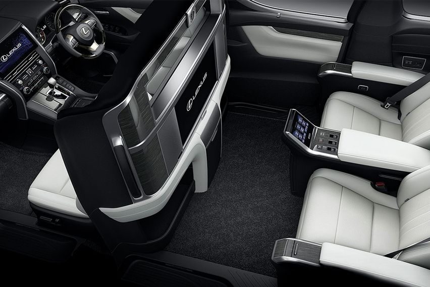 Lexus LM 350 interior