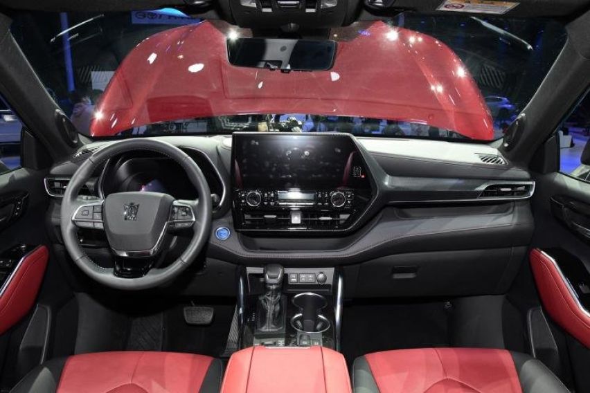 Toyota Crown Kluger cabin