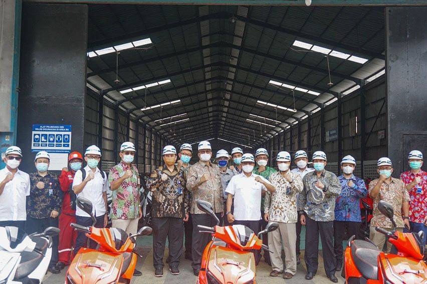 Moeldoko Sambangi Pabrik Sepeda Motor Listrik Gesits, Lihat Proses Produksi Hingga Test Ride