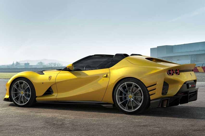 Ferrari 812 Competizione A side