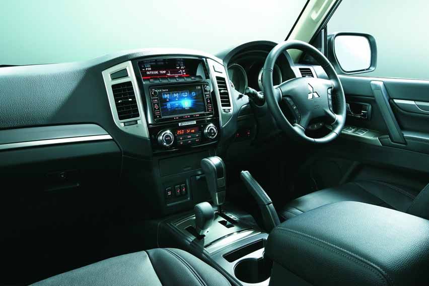 Mitsubishi Pajero Final Edition interior