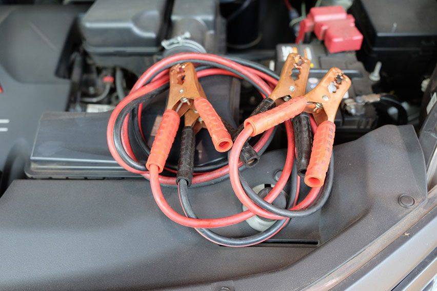 Tips Melakukan Jumper Aki Mobil yang Benar dan Aman