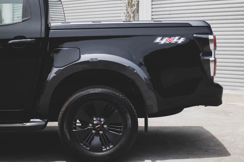 2021 Isuzu D-Max side mags