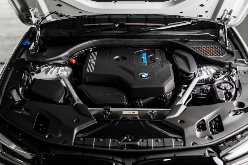 BMW 530e M Sport and 530i M Sport engine