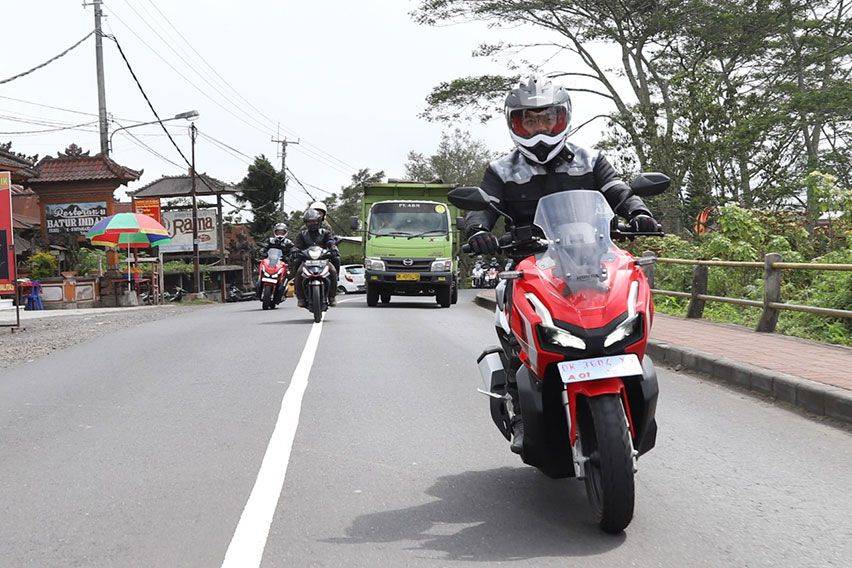 Hindari Bahaya Blind Spot Saat Berkendara Motor, Ini Tipsnya