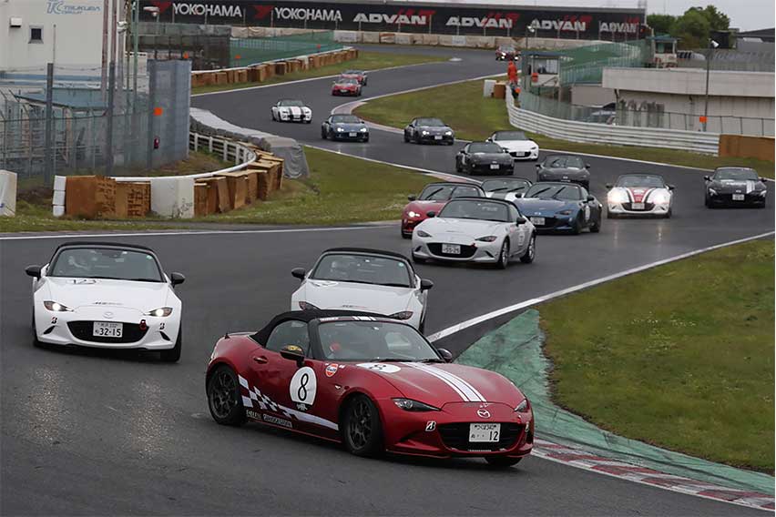 Mazda in Roadster Party Race 
