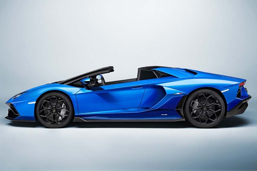 Lamborghini Aventador Ultimae  side