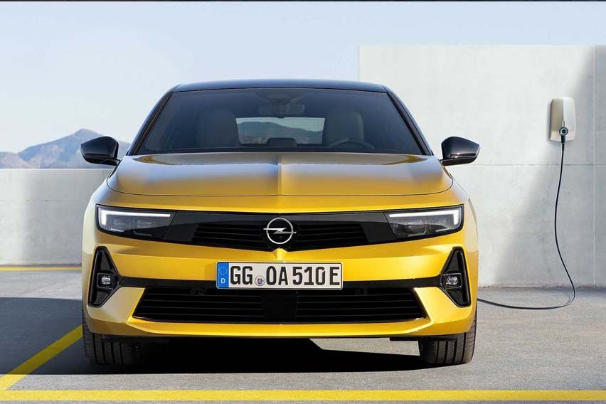 2022 Opel Astra debuts with new styling and plug-in hybrid mill