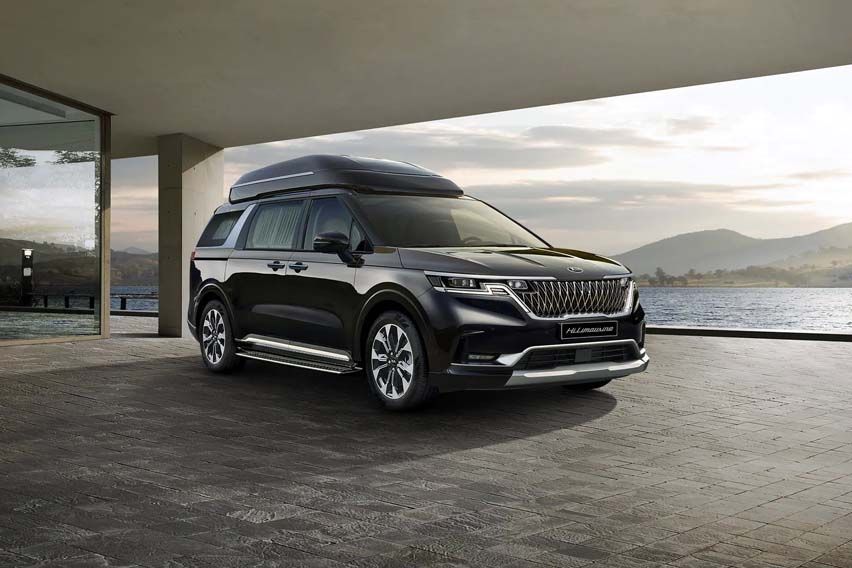 Kia Carnival Hi Limousine front