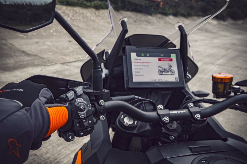 2021 KTM 1290 Super Adventure S  LCD