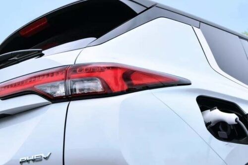 Mitsubishi will unveil the new Outlander PHEV this year